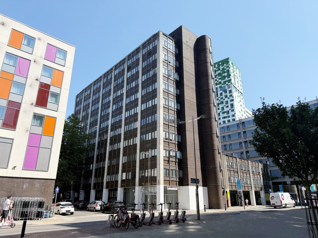 Lot: 139 - ONE-BEDROOM LEASEHOLD FLAT FOR INVESTMENT - View of Enterprise House from road